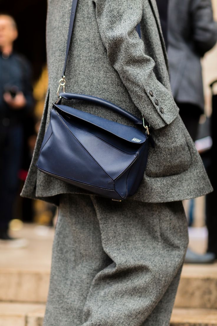 Glittery Boots, Loewe Puzzle Bag, Paris Fashion Week Street Style, The Best Street Style, Simple Chic, Best Street Style, La Fashion, Cool Street Fashion, Effortless Chic