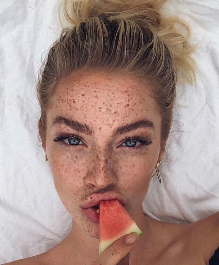 Gorgeous freckles omg I love Faux Freckles, Freckles Girl, Model Face, Beauty Eyes, Perfect Makeup, Girls Makeup, Beach Wear, Insta Makeup, Model Photography