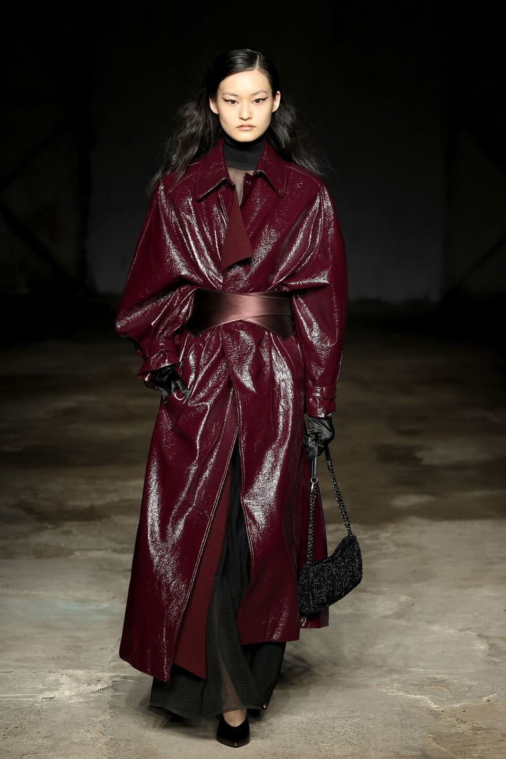 Silhouette Mode, Fall 2023 Ready To Wear, Long Leather Coat, 2023 Ready To Wear, Catwalk Fashion, Fashion Trends Winter, Coat Outfits, Mode Inspo, Red Outfit