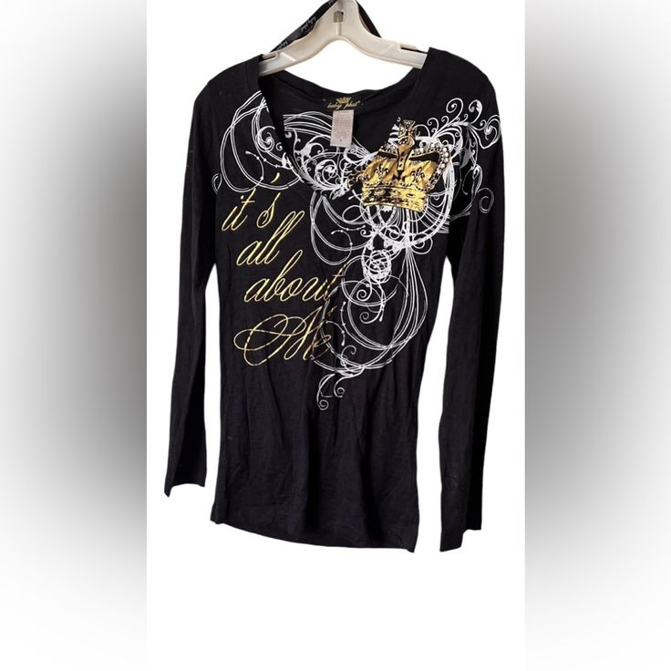 Long Sleeve Black Baby Phat Top Featuring V-Neck “It’s All About Me” Graphic In Gold As Well A Crown On The Shoulder White Graphics All Around Them Both Sheer & Solid Like Pattern Throughout The Entire Shirt! Made With 60% Cotton 40% Polyester New Without Tags No Call Outs Size-Small Approx Measurements Shoulder To Shoulder - 16.5“ W Chest (Pit To Pit)-16“ Arm- 5“W 23“L Full Length-27“ Baby Phat Runway, Baby Phat Shirt, Baby Phat Sunglasses, Baby Phat, Black Babies, Fancy Dresses, Full Length, Long Sleeve Tees, Long Sleeve Tops