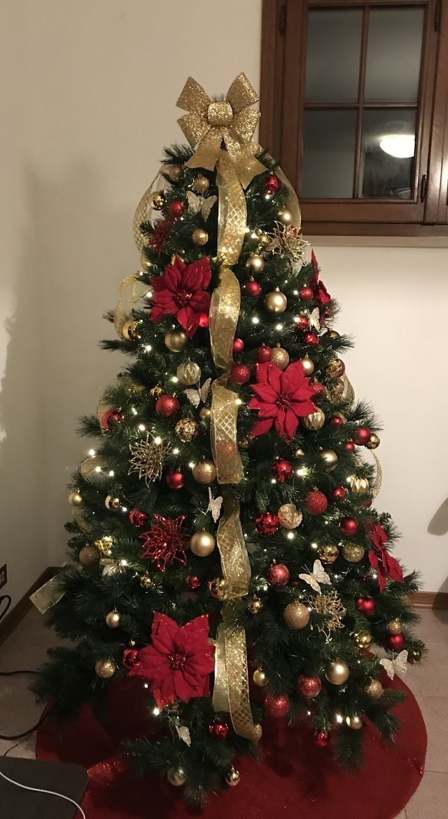 a decorated christmas tree with gold and red decorations