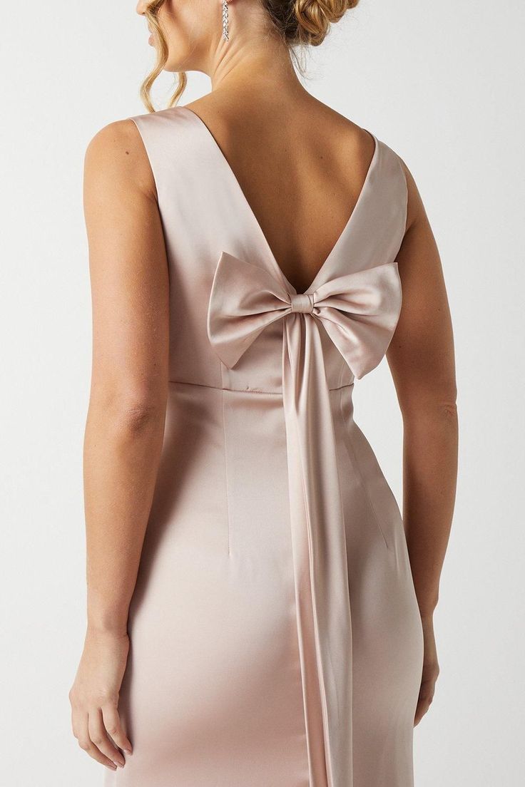 Refined and classically elegant, this maxi dress was made to flatter and enhance every woman's figure. Featuring a dramatic bow at the back to tie the design and give it a fresh note of playfulness. Made from Olivia satin: exuding a lustrous sheen, this satin fabric balances structure and fluidity with masterful perfection, achieving a curated silhouette whatever the style. Level of stretch: little. This dress fastens with a rear concealed zip. Perfect for a town hall wedding. ? Satin Bridesmaids Dress, Satin Bridesmaids, Dresses Bow, Black Friday Shirts, Wedding Shoes Bridesmaid, Dresses Maternity, Satin Bridesmaid Dress, Friday Outfit, Women Figure