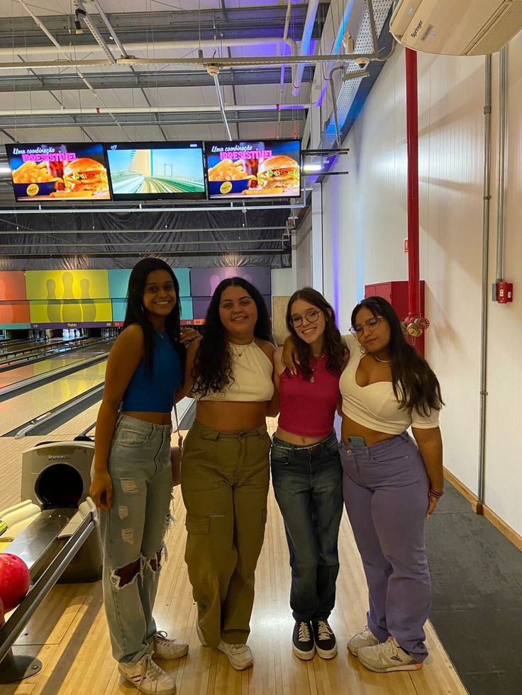 Outfits For Bowling Date, Bowling Fits, Bowling Party Outfit, Cute Bowling Outfit Date, Outfits For Bowling, Bowling Alley Outfit, Bowling Outfit Aesthetic, Cute Bowling Outfit, Bowling Pics