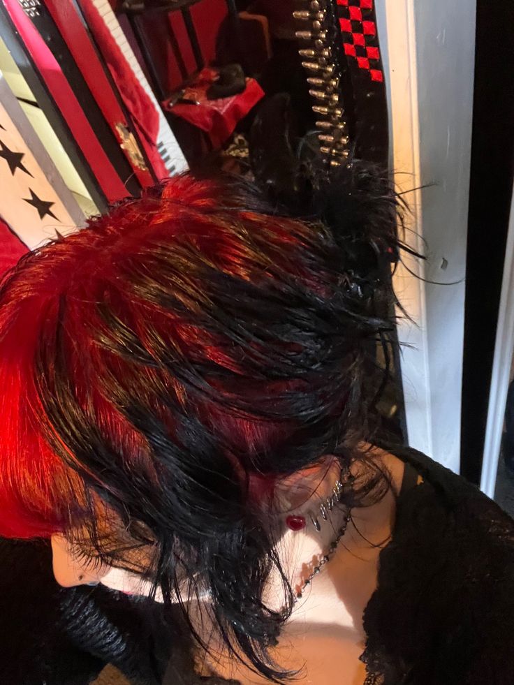 Black Roots Red Ends Short Hair, Red Roots Black Hair Short, Shadow Root Black Hair, Red Roots Curly Hair, Red Roots With Black Hair, Red Shadow Root Black Hair, Shadow Hair Color Ideas, Ghost Roots Hair Red, Red Black Hair Aesthetic