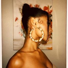 VINETRIA (@vinetrria) • Instagram photos and videos Chica Hip Hop, Nice Photos, Earrings Aesthetic, Gold Girl, Bamboo Earrings, Neo Soul, Black Femininity, Dope Jewelry, Jewelry Lookbook