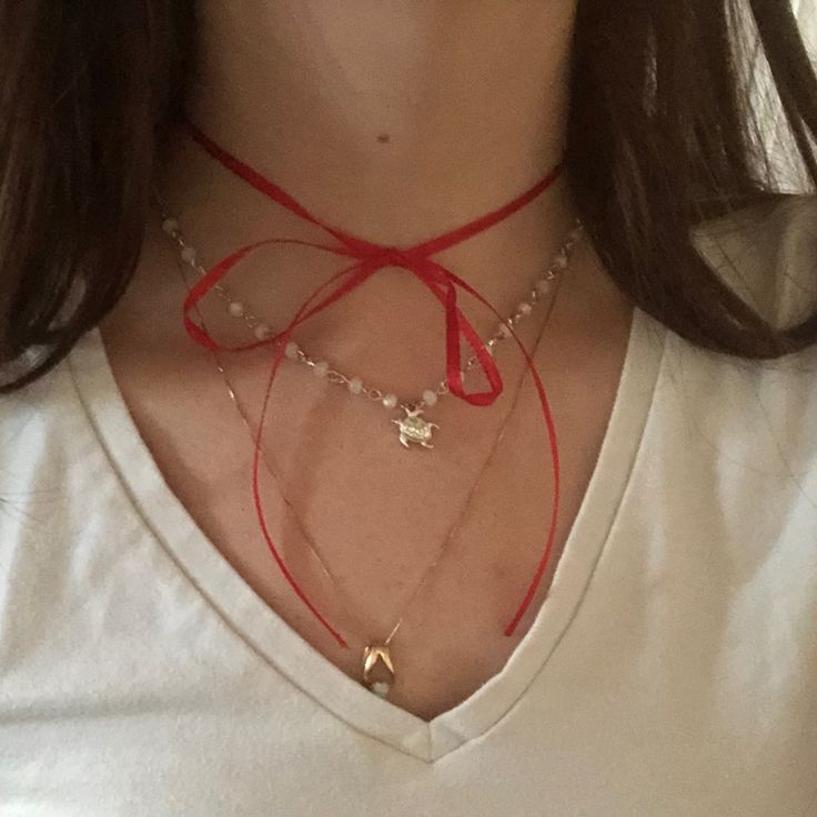 Ribbon As Necklace, Red Ribbon Necklace, Ribbon Pendant Necklace, Ribbon Necklace Outfit, Red Ribbon Choker, Neck Ribbon Outfit, Ribbon Necklace Aesthetic, Choker Necklace Aesthetic, Ribbon On Neck