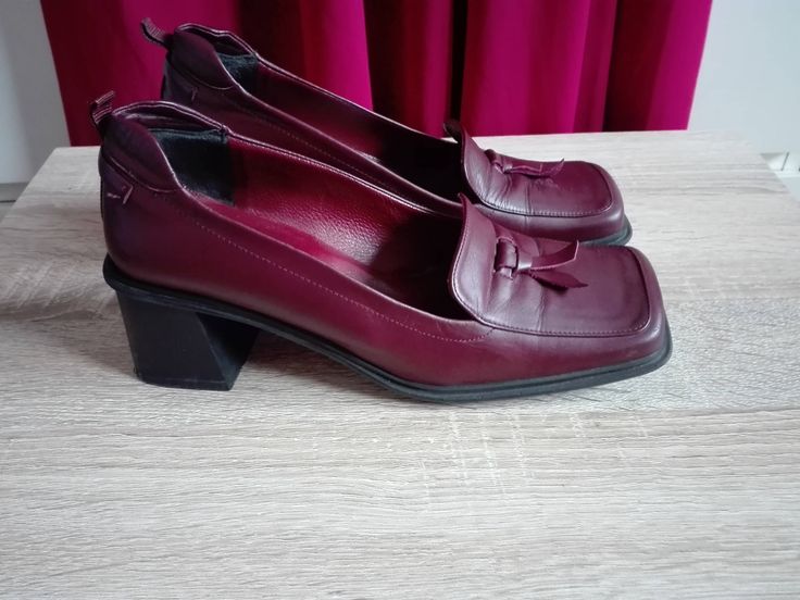 Chic Bordeaux Pumps in square shaped front and heel Soft, very comfortable and steady High quality material: real leather Resistant rubber sole Second hand, shortly used Size EU 37 Leather Court Shoes With Square Toe And Branded Insole, Square Toe Leather Shoes For Office, Office Leather Shoes With Square Toe And Medium Width, Leather Loafers With Branded Heel Counter And Square Toe, Leather Loafers With Square Toe And Branded Heel, Leather Loafers With Branded Heel And Square Toe, Leather Block Heels With Square Toe For Fall, Leather Loafers With Stacked Heel And Square Toe, Fall Leather Block Heels With Square Toe