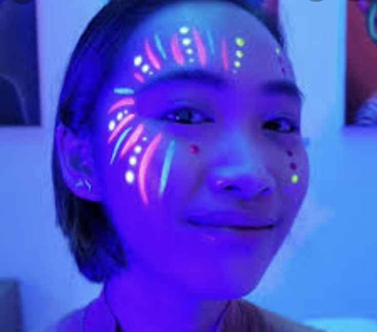 Neon Festival Face Paint, Easy Neon Face Paint Ideas, Neon Face Painting Ideas, Simple Neon Face Paint, Uv Light Makeup Ideas, Glow In Dark Face Paint Ideas, Glow In The Dark Face Paint Ideas Easy, Uv Face Paint Ideas Simple, Face Paint Neon