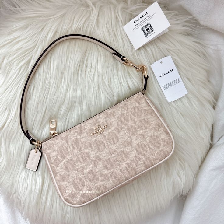 Coach Bag Tan, Classic Coach Bags, Cream Coach Bag, Small Coach Purse, Cute Purses Aesthetic, Hand Bags For Women Style, Cute Coach Bags, Coach Bags Aesthetic, Coach Bags Handbags