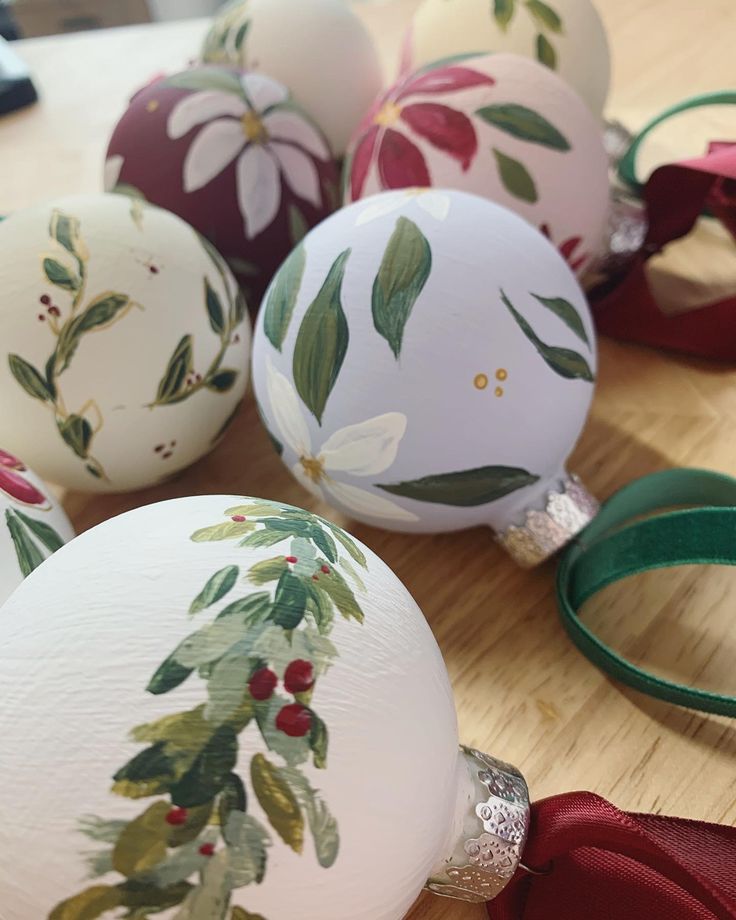 Acrylic, floral painted ornaments Hand Painting Ornaments Diy, Diy Painted Christmas Baubles, Czech Christmas Decorations, Diy Paint Ornaments Christmas, Diy Ornaments Christmas Paint, Painting Ornaments Acrylic, Diy Painted Baubles, Christmas Ornament Hand Painted, Diy Painted Christmas Balls