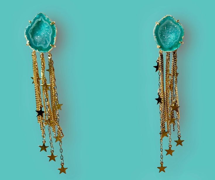 These stunning new Green Stellar Earrings combine colourful geode stones with alluring gold tassels & falling gold stars exuding an effortless opulence and glamour with a unique edge. The stunning and unusual green geode stones have natural sparking crystal inclusions and are beautifully contrasted against 18ct gold plated vermeil.  No two semi-precious gemstones are the same adding to the uniqueness of your piece. As these are natural stones, each piece will vary slightly from the image shown. Green Geode, Forever Jewelry, Jewelry Ring Box, New Green, Men's Jewelry Rings, Magpie, Watch Necklace, Precious Gemstones, Jewellery Boxes