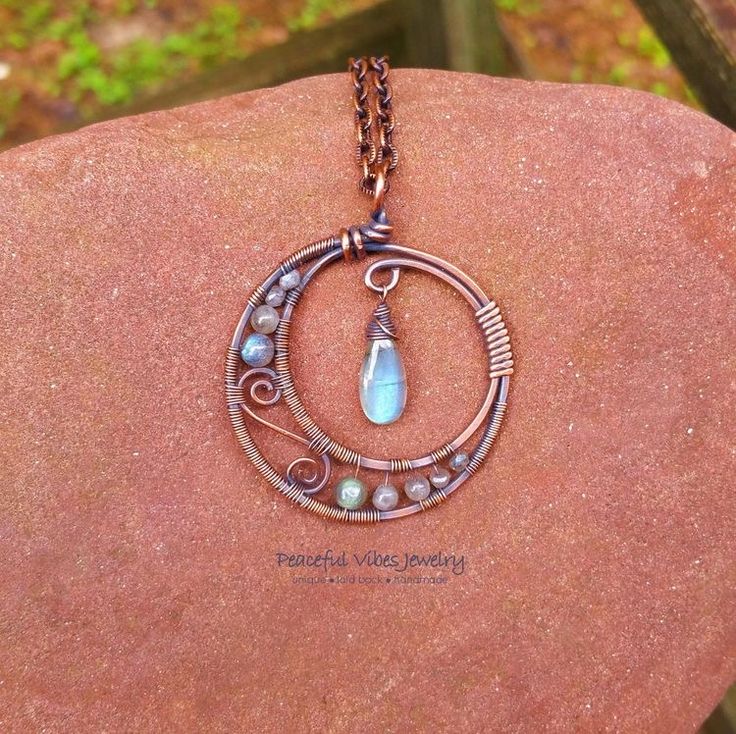 Diy Jewelry To Sell, Wire Wrapped Stone Jewelry, Diy Jewelry Rings, Wire Wrap Jewelry Designs, Wire Wrapped Jewelry Diy, Wire Wrapped Jewelry Tutorials, Diy Jewelry Inspiration, Wire Jewelry Designs, Crescent Moon Pendant