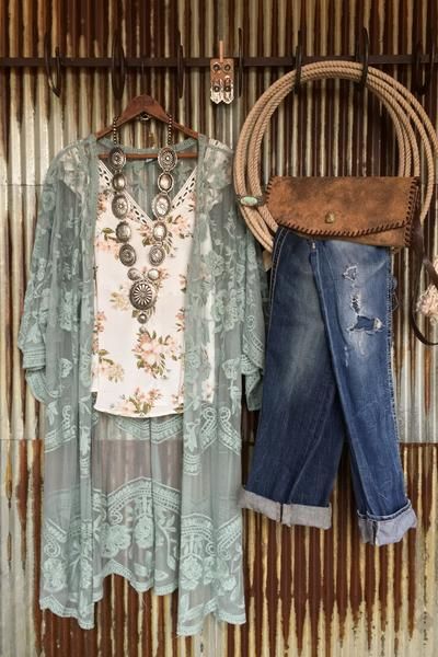 Haute On The Ranch: An Ode to Spring [Style]! – Savannah Sevens Western Chic Stile Boho Chic, Look Boho Chic, Mode Kimono, Pieces Of Clothing, Western Style Outfits, Estilo Hippie, Country Girl Style, Country Fashion, Mode Boho