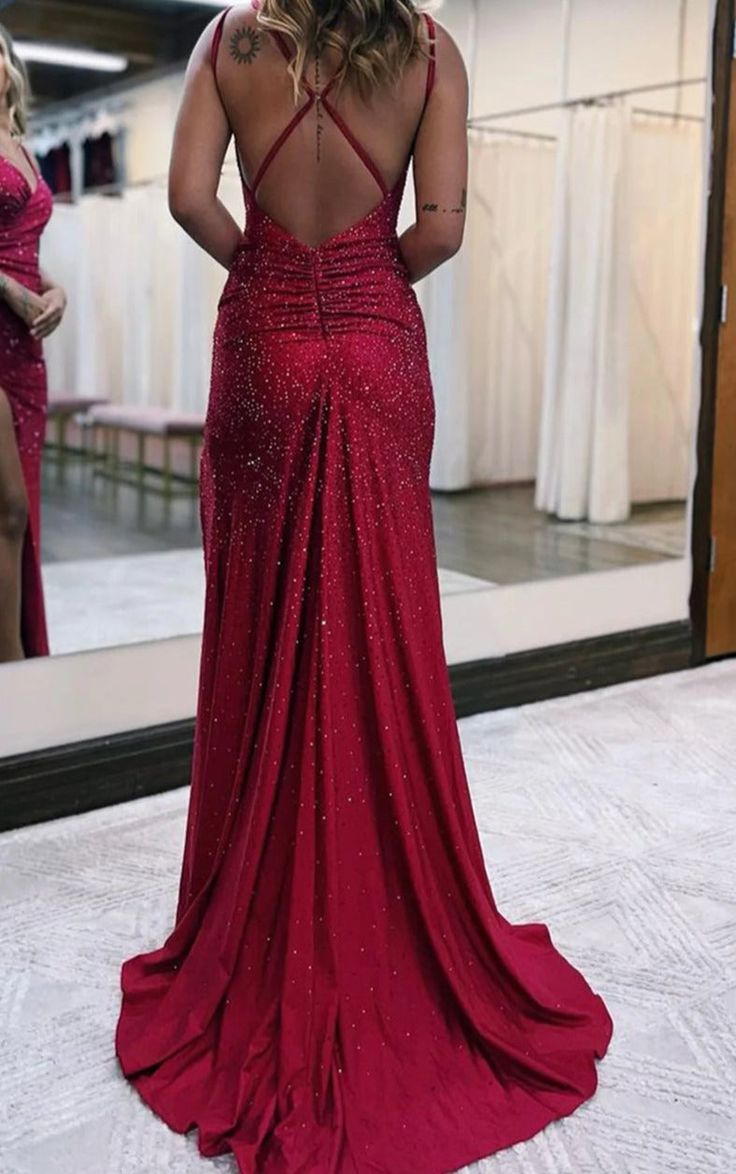 Scintilla scuro rosso scuro Abito da ballo lungo la spalla con fessura Trumpet Prom Dress, Prom Dresses Sparkly, Red Mermaid, Sparkly Prom Dresses, V Neck Prom Dresses, Wedding Flower Girl Dresses, Cute Prom Dresses, Red Prom, Mermaid Evening Dresses