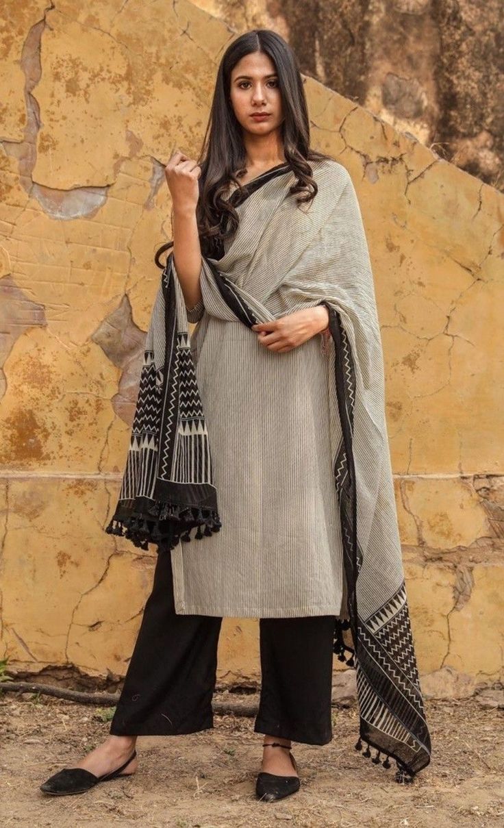 Indian Formal Wear, Office Wear Women Work Outfits, Jeans Casual Outfit, Office Wear Outfit, Suits For Women Indian, Black Kurta, Kurta Pant Set, Fashionable Saree Blouse Designs, Pakistani Fashion Casual