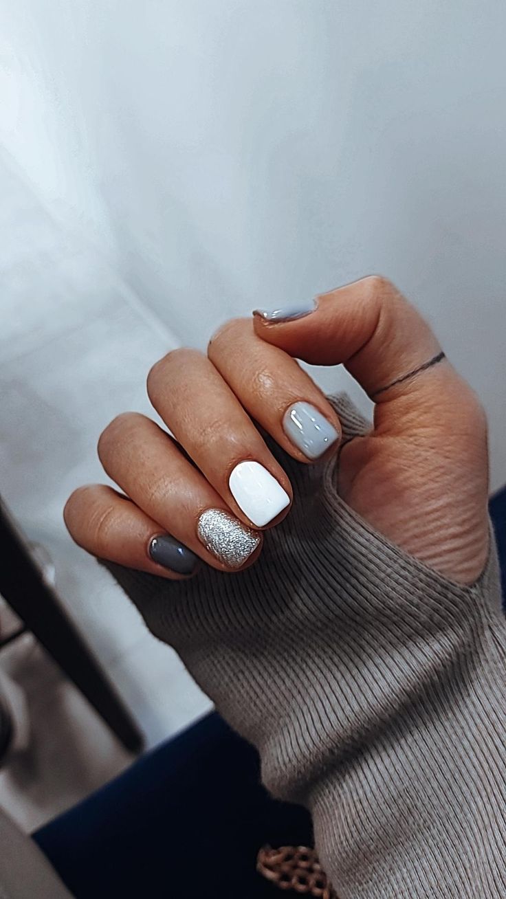 shades of gray🤍 If you love this pin let me know <3 Dark Gray Nail Ideas, Nails Trends 2022, Grey Fall Nails, Light Grey Nails, Dark Grey Nails, White Short Nails, Nails Girly, Gel Toe Nails, Winter Manicure