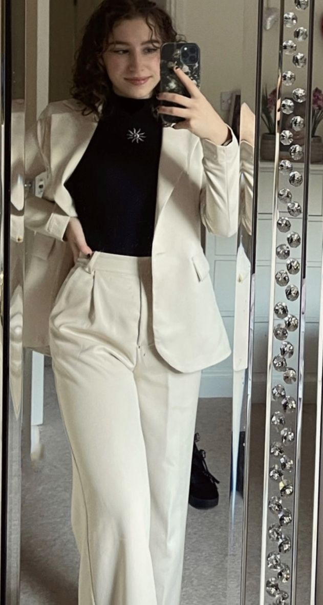 Formal Suits For Women, Grad Outfits, Blazer Outfits For Women, Business Outfits Women, White Suit, Business Casual Outfits For Work, Woman Suit Fashion, Casual Day Outfits, Classy Work Outfits