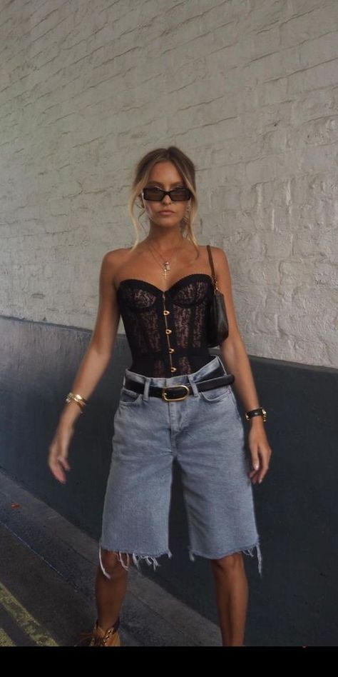 Denim Shorts Dressy Outfit, Corset Top Street Style, Jean Shorts Club Outfit Night, Going Out To The Bar Outfits Night, Bermuda Shorts Outfit 2024, Shorts Bar Outfit, Leather Short Outfits Summer, Local Concert Outfit, Summer Going Out Outfit Bar