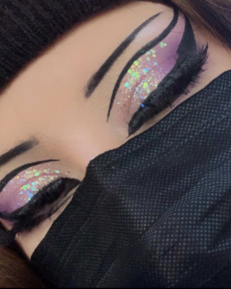 Cute Pastel Goth Makeup, Goth Pink Eyeshadow, Pastel Goth Makeup Ideas, Goth Pink Makeup Looks, Sparkly Goth Makeup, Goth Rave Makeup, Glitter Goth Makeup, Purple Alt Makeup, Pastel Goth Makeup Looks