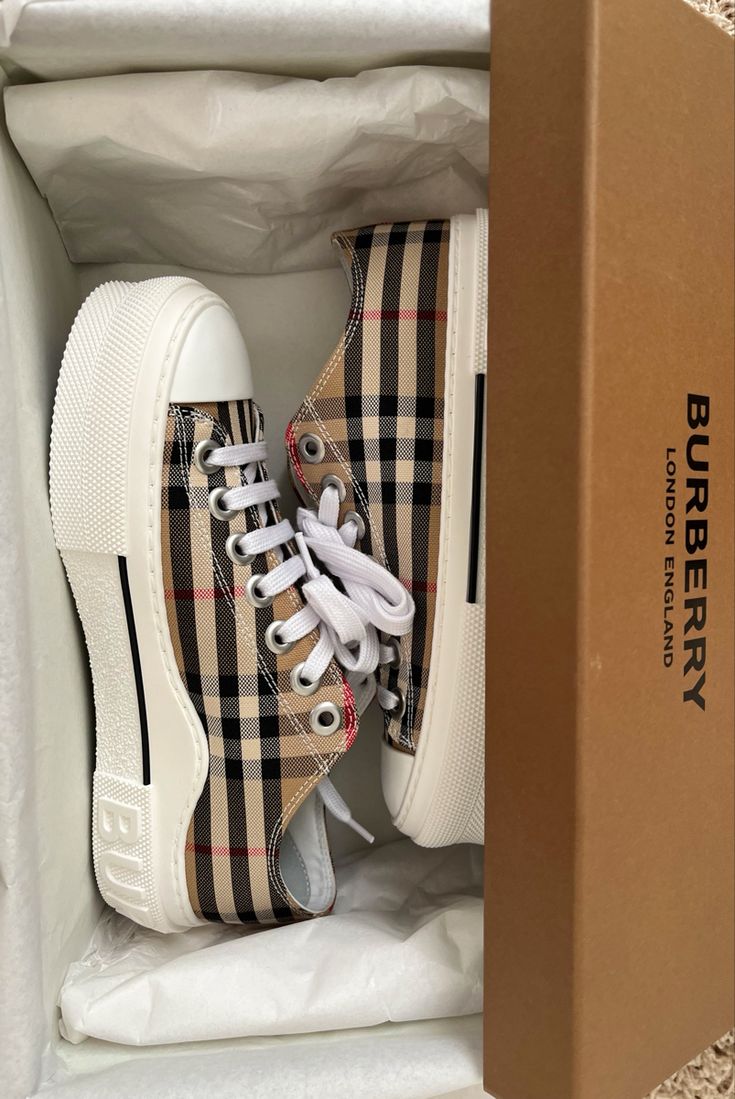 burberry shoes sneakers luxury Burberry Shoes Outfit, Burberry Sneakers, Trendy Shoes Sneakers, Pretty Shoes Sneakers, Shoes Outfit Fashion, Fancy Shoes, Girly Shoes, Aesthetic Shoes, Burberry Shoes