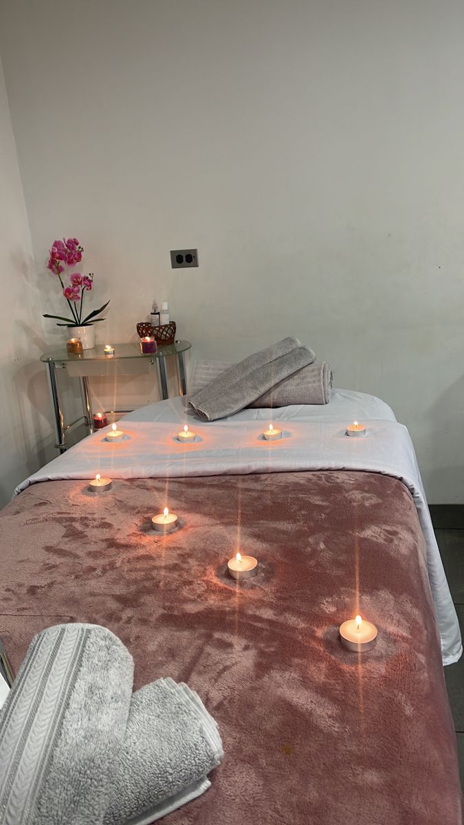 Spa Bed Decor Ideas, Salon Massage Room Ideas, Massage At Home Ideas, Massage Bed Ideas, Spa Set Up Ideas, Makeup Studio Decor Ideas, Spa Massage Room, Massage Room Design, Massage Room Decor