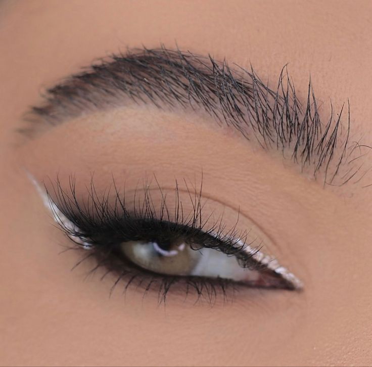 White Cat Eye Makeup, Light Silver Makeup, Prom Smokey Eye, Makeup For Deep Set Eyes, Black And Silver Eye Makeup, False Lashes Natural, Eye Makeup Pink, Eyeliner Eye Makeup, Eye Makeup For Hooded Eyes