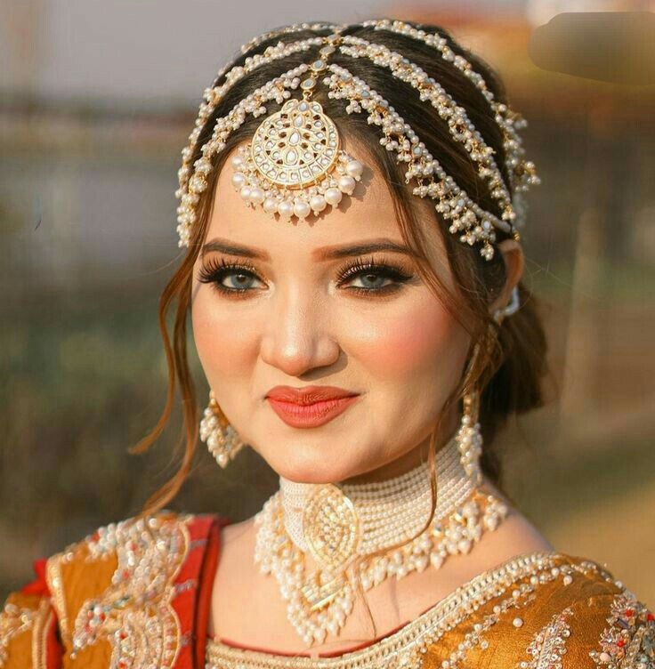 Matha Patti Bridal Pakistani, Matha Patti Bridal, Matha Patti Hairstyles, Pakistani Wedding Hairstyles, Bridal Pakistani, Keep Smile, Khafif Mehndi Design, Unique Wedding Jewelry, Indian Bride Makeup