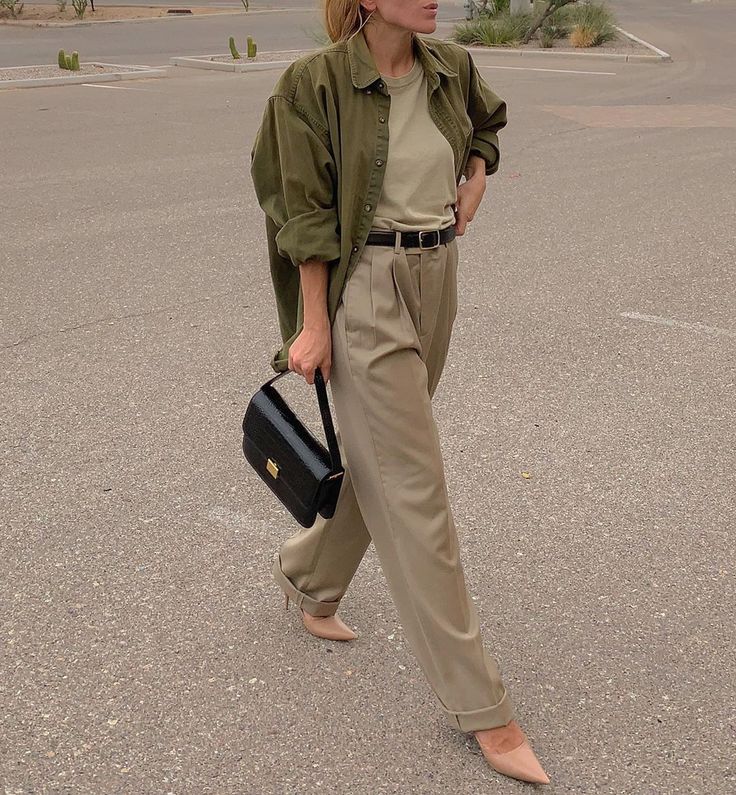 Sandra H. Sauceda on Instagram: “Casual Sunday 😃” Khaki Trousers Street Style, Army Color Outfits, Khaki Wide-leg Pants, Wide-leg Khaki Cargo Pants For Fall, Chic Wide-leg Khaki Pants, Shoes With Trousers, Shoes To Wear With Trousers, Khaki Wide-leg Cargo Pants, Khaki Trousers Outfit