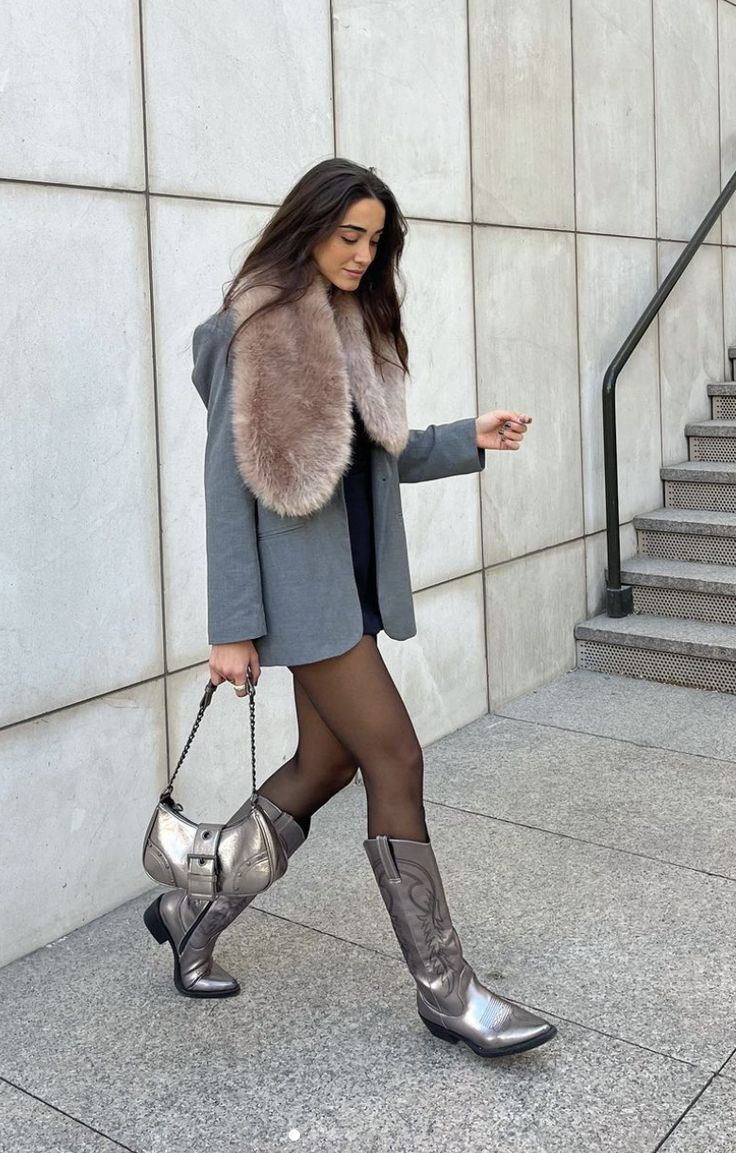 instagram: karenxgs Grey Booties Outfit, Metallic Boots Outfit, Casual Boots Outfit, Cowboy Boots Outfit Winter, Outfit Botas, Cowgirl Boots Outfit, Silver Outfits, Winter Boots Outfits, Booties Outfit