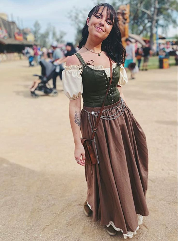 Highlander Ren Faire, Womens Ren Faire Costume, Festival Corset Outfit, Scottish Ren Faire Costume, Ren Faire Wench, Ren Faire Costume Women Fairy, Renfaire Outfit Couple, Ren Faire Hobbit, Ren Fair Corset