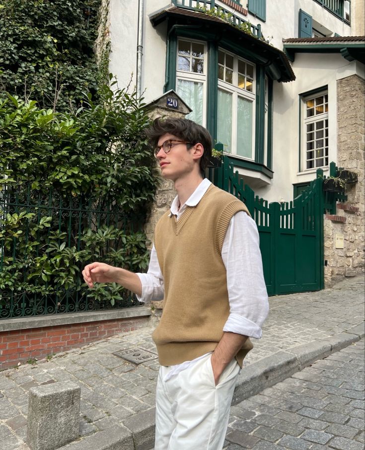 Italy Spring Outfits, College Outfits Men, Old Money Men, Muka Lelaki, Money Men, Sweater Outfits Men, Money Clothes, Preppy Boys, Aesthetic Outfits Men