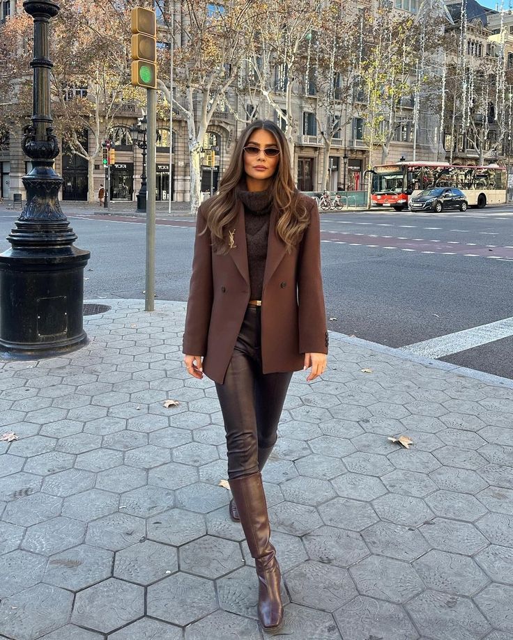 Autumn Outfits Boots Fall Fashion, Boots Outfit Work Business Casual, Outfit Ideas Winter 2024 Woman, Tall Boot Office Outfit, Brown Tall Boots Outfit Fall Styles, Lookbook Outfits Autumn 2024, Autumn Outfits With Boots, Fall Women Shoes 2024, How To Wear Brown Boots