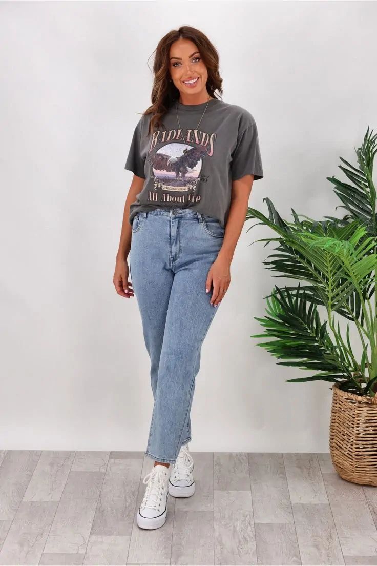 25 Chic Mom Jeans Outfit Ideas for Everyone How To Style Mom Jeans Casual, Mom Fit Jeans Outfits, Mom Jeans Outfit Ideas, Weekend Fits, Fashion Library, Jeans Styling, Sporty Chic Outfits, Jeans Outfit Ideas, Slim Mom Jeans