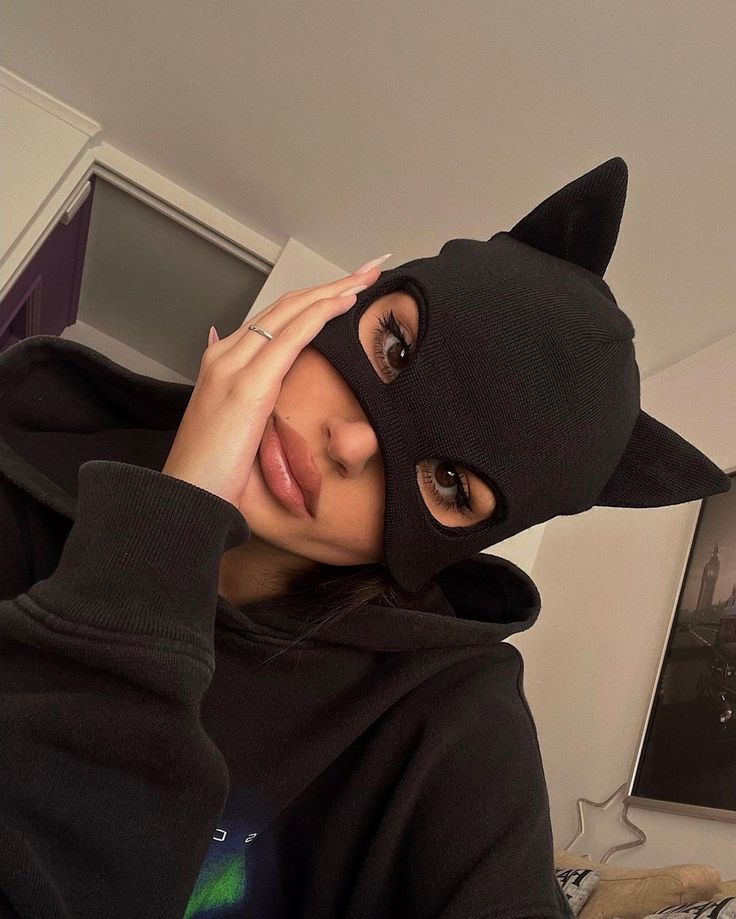 Catwoman Mask, Sabrina Claudio, My Melody Wallpaper, Batman And Catwoman, Selina Kyle, Cat Mask, Cat Woman Costume, Portrait Photography Poses, Brown Aesthetic