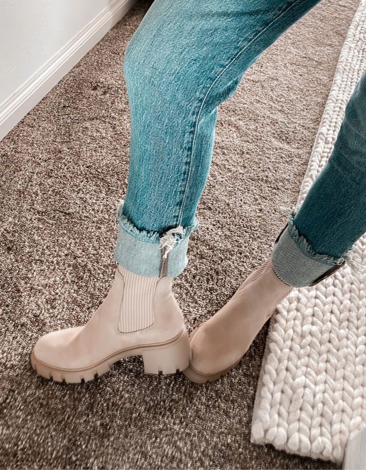 Tan Chelsea Boots Women Outfit, Chealse Boot Outfit Women, Beige Ankle Boots Outfit, Nude Boots Outfit, Lug Boots Outfit, Cream Boots Outfit, Platform Boots Brown, Tan Boots Outfit, Chelsea Boot Outfits Women