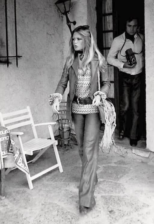 BB Bridgette Bardot, Bridget Bardot, Bardot Style, 60s 70s Fashion, Walking Down The Street, 70s Outfits, French Girl Style, Jane Birkin, Brigitte Bardot