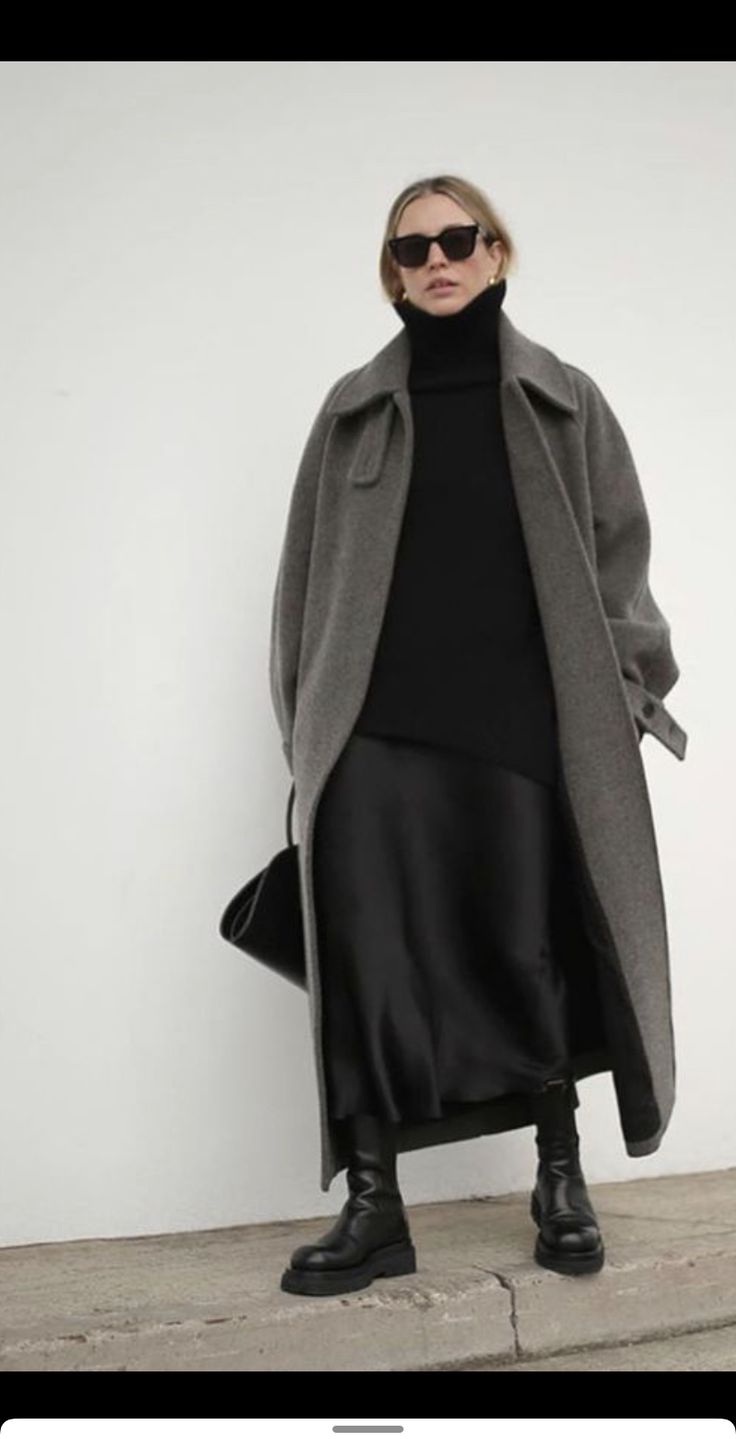 Autumn Winter 2024 Fashion Trends Women, Winter Travelling Outfits, 2025 Street Style Trends, Winter Outfits 2025 Women, 2025 Winter Trends, Winter 2025 Outfits, Winter 2025 Fashion Trends, Black White Grey Outfits, Winter Minimalist Outfit