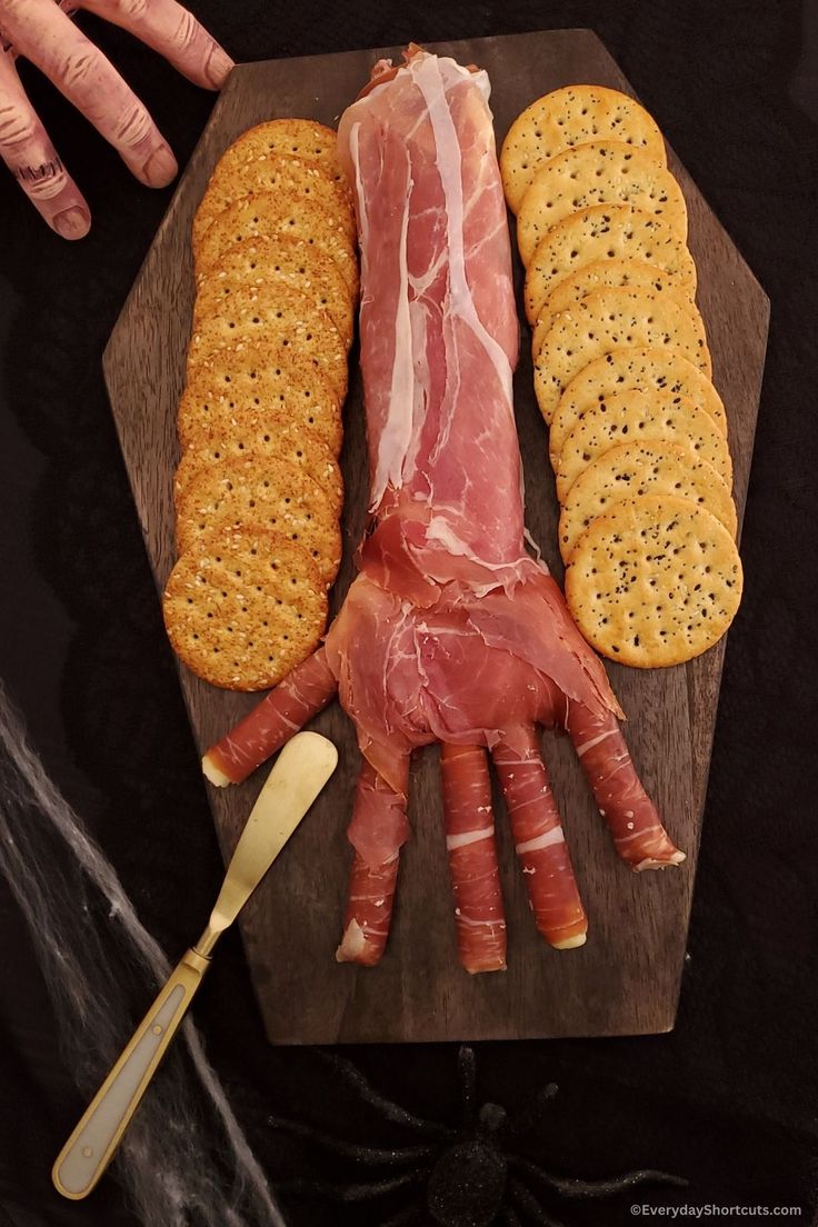 Try this creepy Halloween hand appetizer made with prosciutto, mozzarella cheese, and served with crackers. Perfect for your Halloween party! Creepy Halloween Food, Halloween Party Appetizers, Halloween Food Appetizers, Spooky Snacks, Decorações Com Comidas, Spooky Food, Halloween Party Snacks, Halloween Fest, Fun Halloween Food