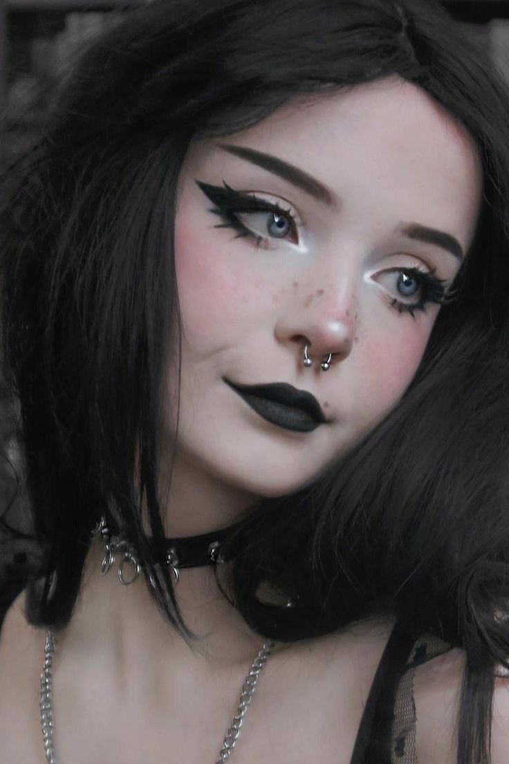 Emo Makeup Pictures, Emo Inspired Makeup, Emo Punk Makeup, Egirl Goth Make Up, Egirl Makeup Hooded Eyes, Hot Goth Makeup Looks, Milkgore Makeup, Easy Goth Eye Makeup, Goth Makeup No Eyebrows