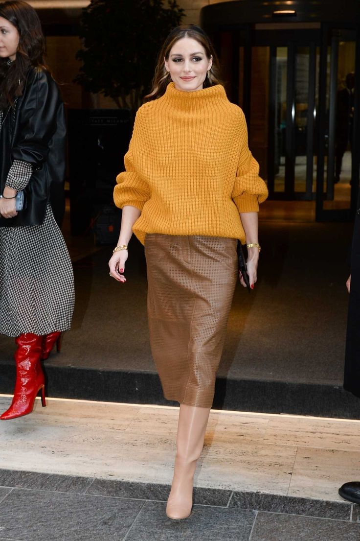 Olivia Palermo rocking narrow cream Nude mid calf boots with high block heel Mustard Heels Outfit, Nude Boots Outfit Winter, Nude Boots Outfit, Mid Calf Boots Outfit, Boots Street Style, Olivia Palermo Street Style, Boots Nude, Street Style Milan, Dior Clutch