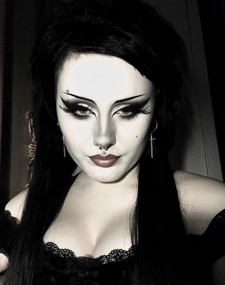 Goth Makeup Tan Skin, Gothic Smokey Eye, Traditional Gothic Makeup, Numetal Goth Makeup, Black And White Goth Makeup, Gray Goth Makeup, Formal Gothic Makeup, Gothic Black Makeup, Gothic Formal Makeup