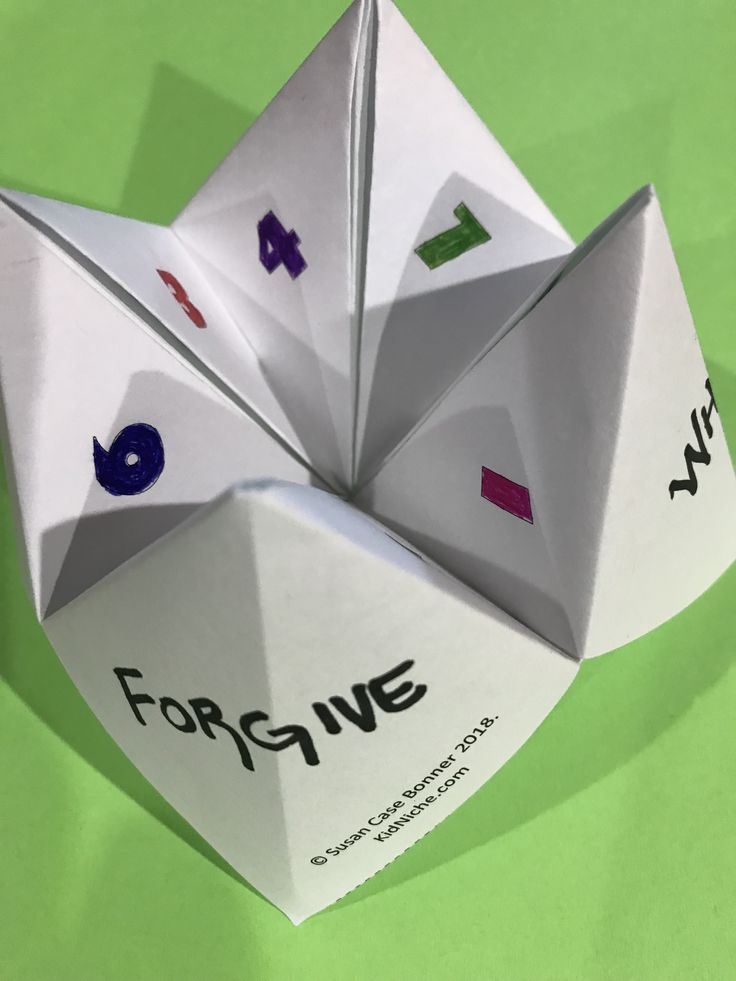 an origami fortune teller with the words for five written on it