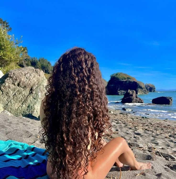 Polynesian Curly Hair, Mrs Bella, Long Natural Curly Hair, Hair Magic, Fotos Ideas, Dream Summer, Curly Hair Photos, Pics Ideas, Hairdos For Curly Hair