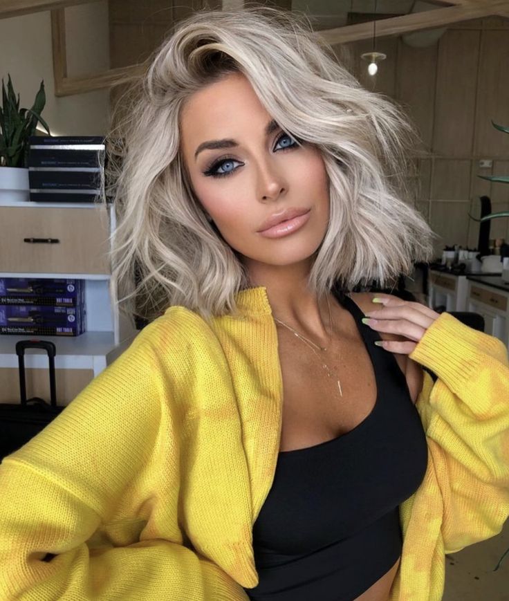 Hair 2023 Color, Hairstyles For Short Hair 2023, Christmas Hairstyles For Short Hair, Ombre Hair Styles, Short Hair 2023, Short Platinum Hair, Hair Ash Blonde, Beach Waves Tutorial, Short Platinum Blonde Hair