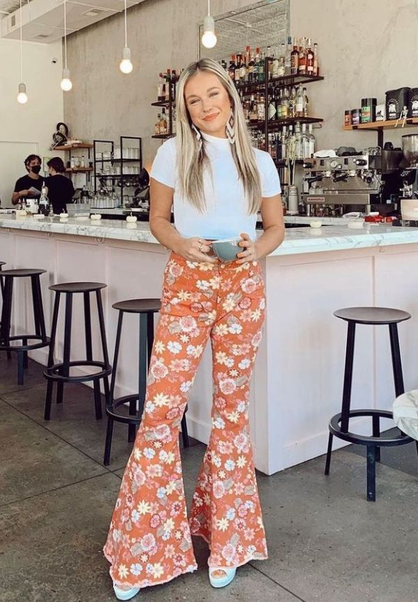 70s Themed Outfits, Retro Flare Jeans, Floral Pants Outfit, Southern Outfits, Printed Flare Pants, Flair Jeans, Get Funky, 70s Inspired Fashion, Full Figure Fashion