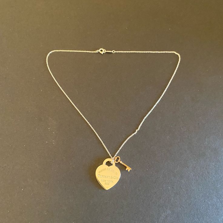 “New” Tiffany Necklace With Gold Key This Is A Vey Nice Piece. Won’t Last Long Make A Deal Today! Tiffany Gold Necklace, Jewelry Tiffany And Co, Tiffany Key Necklace, Cartouche Necklace, Tiffany Gold, Peach Necklace, Jewelry Tiffany, Tiffany Necklace, Choker Collar Necklace