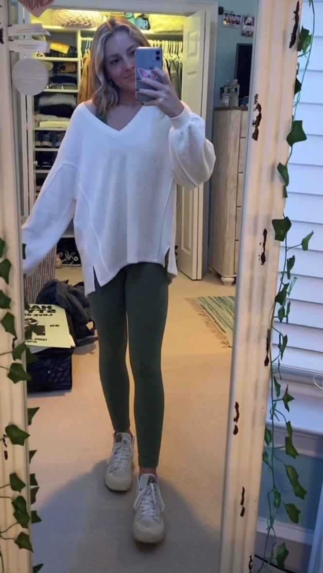 Beachy Leggings Outfit, Fall Outfits Aesthetic Leggings, High Top Vans Outfit Leggings, Styling Colored Leggings, Colourful Leggings Outfit, Styling Green Leggings, Leggings Outfit Colorful, What To Wear With Green Leggings, Bright Leggings Outfit