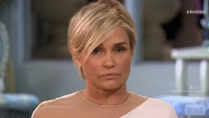 Inside Yolanda Hadid's Healthy Diet and Exercise Regimen | E! Online Mobile Exercise Regimen, Going Gray Gracefully, Yolanda Foster, Chic Haircut, Yolanda Hadid, Real Housewives Of Beverly Hills, Diet And Exercise, Housewives Of Beverly Hills, Workout Regimen