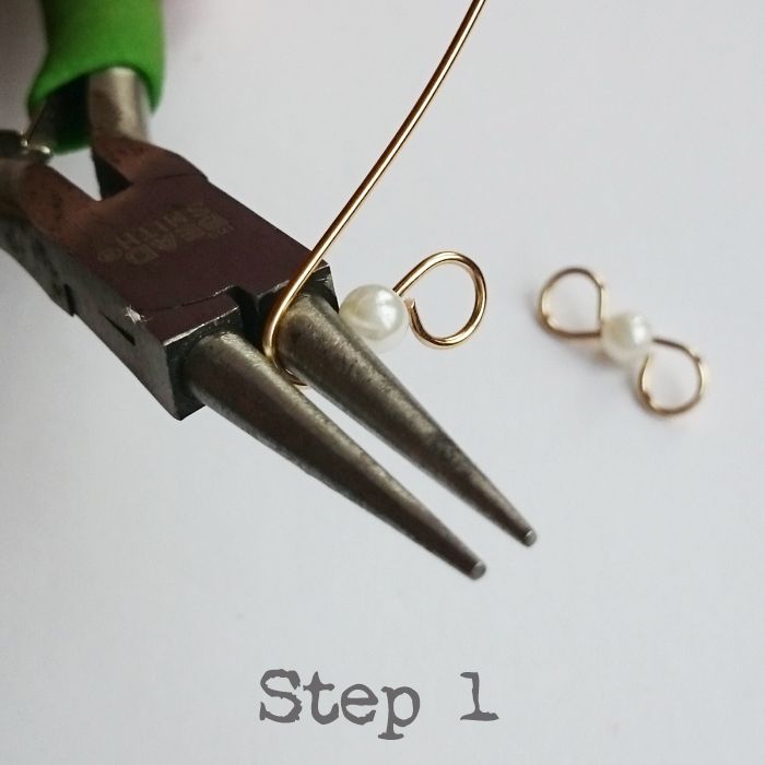 a pair of scissors that are next to some pearls