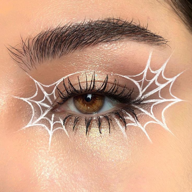 Halloween Eyeliner Spiderweb, Spiderweb Makeup Halloween, Spooky Eyeliner, Spiderweb Makeup, Taupe Palette, Spider Web Makeup, Pelottava Halloween, Maquillage Halloween Simple, Spider Makeup